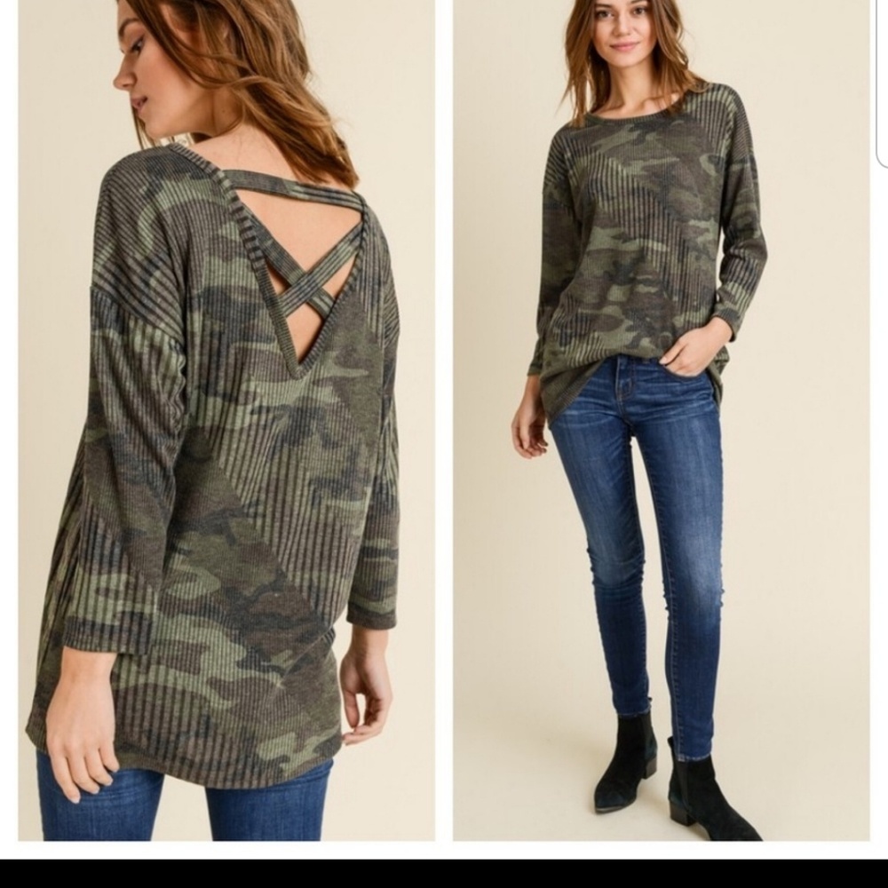 ❤LAST ONE❤Criss cross camo waffle knit top. Size Small